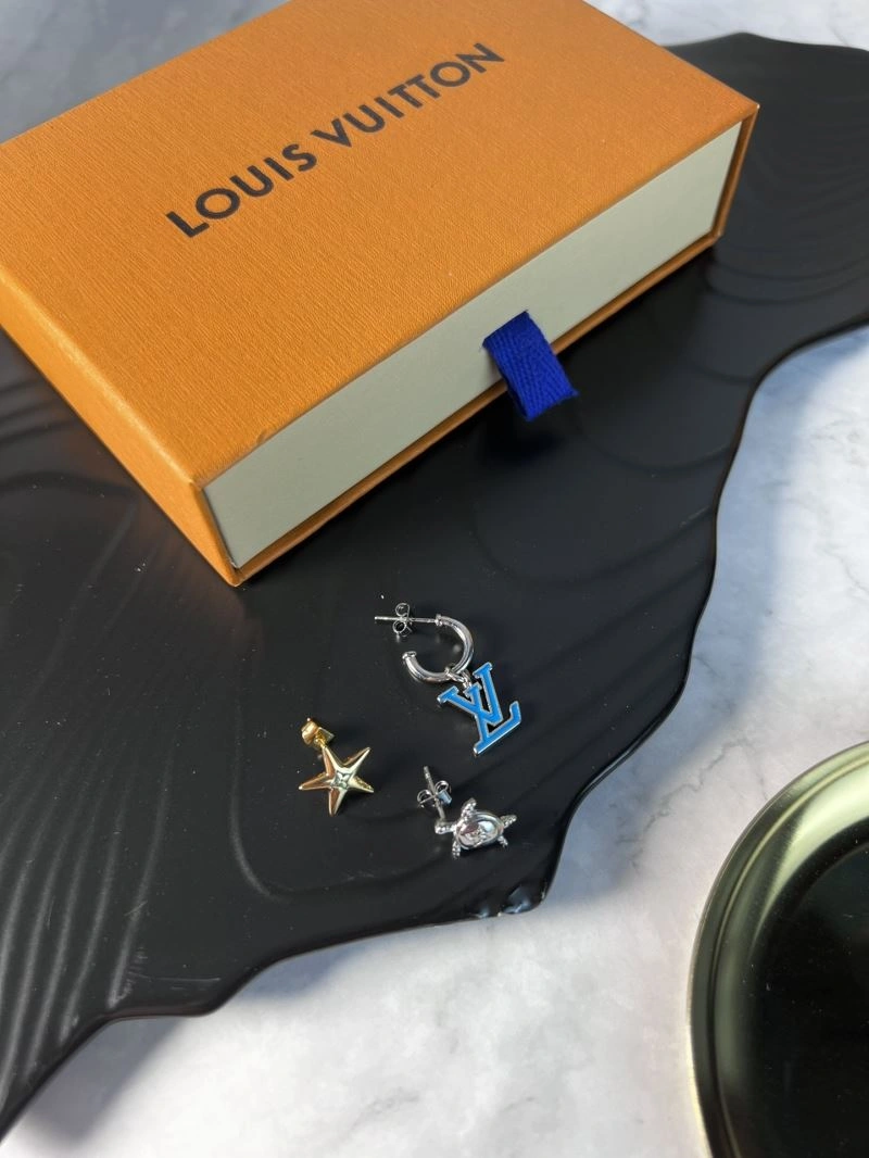 Compact Louis Vuitton Necklaces 250509