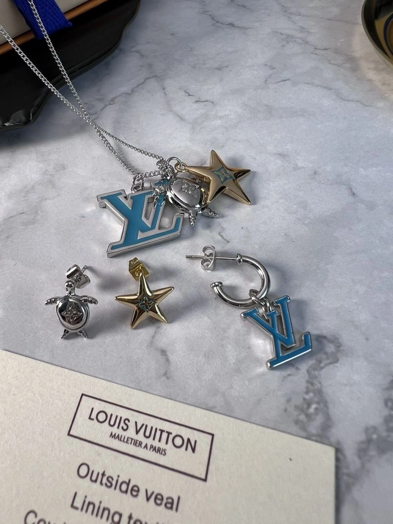 Compact Louis Vuitton Necklaces 250509