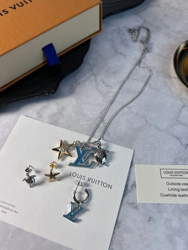 Compact Louis Vuitton Necklaces 250509