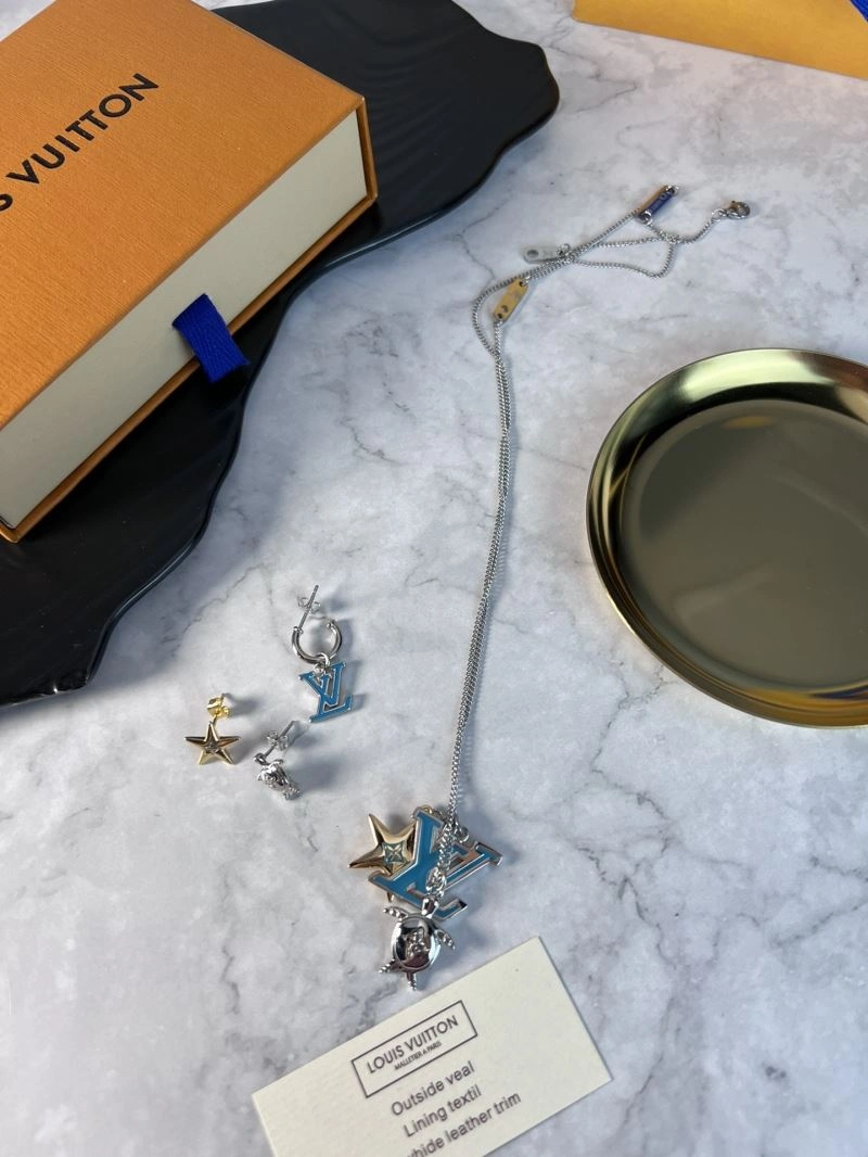 Compact Louis Vuitton Necklaces 250509