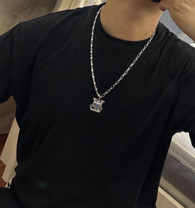 Lightweight Louis Vuitton Necklaces 250471