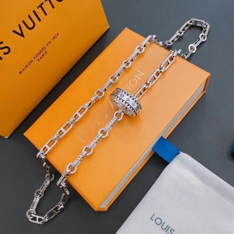 Popular Louis Vuitton Necklaces 250409