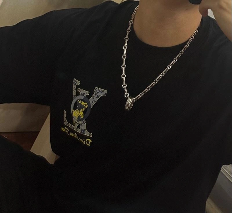 Popular Louis Vuitton Necklaces 250409