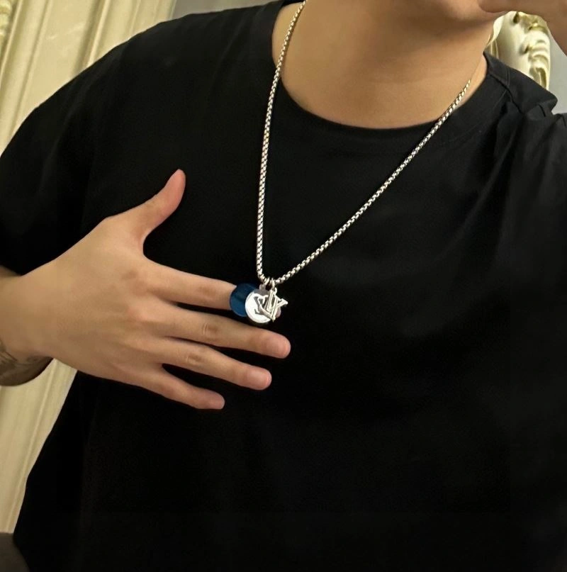 SmoothTexture Louis Vuitton Necklaces 250417