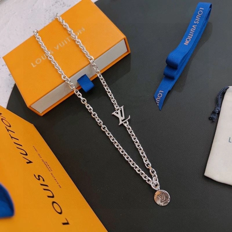 Louis Vuitton Necklaces Effortless 250425