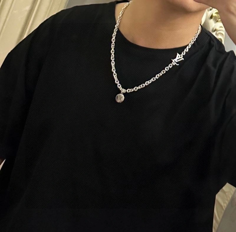 Louis Vuitton Necklaces Effortless 250425