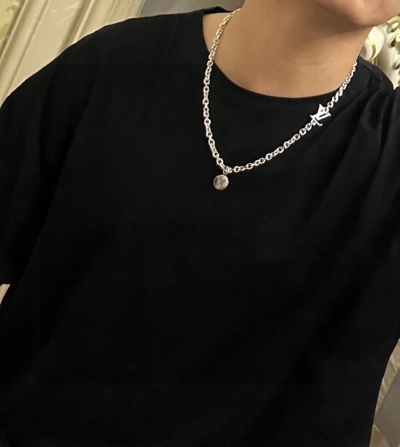 Louis Vuitton Necklaces Effortless 250425