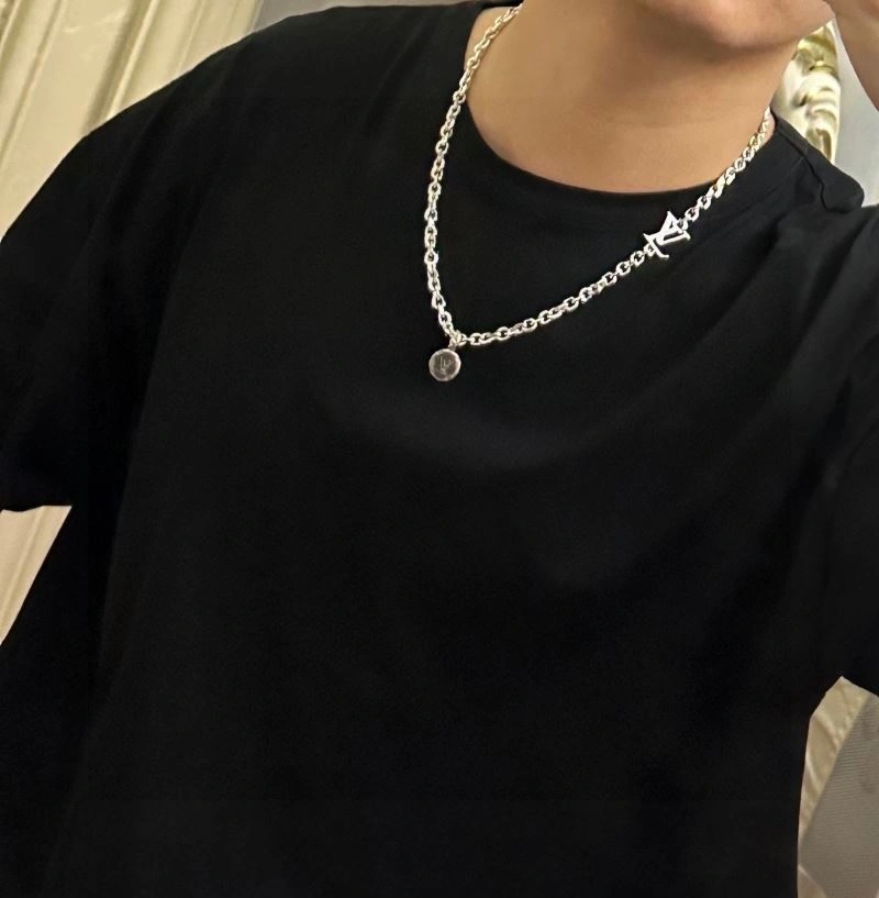 Louis Vuitton Necklaces Effortless 250425