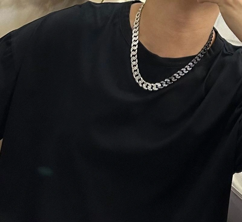 Louis Vuitton Necklaces Flexible 250423