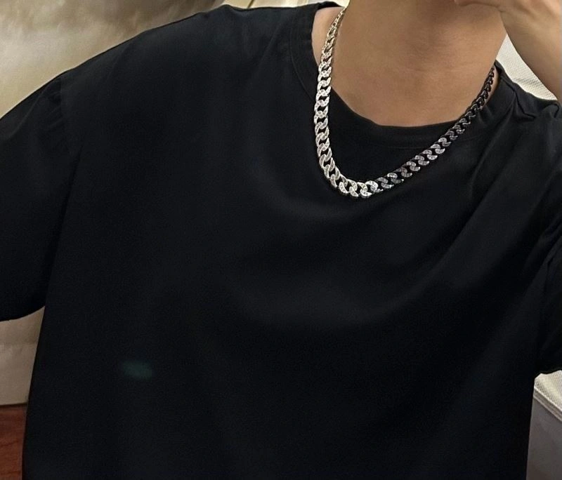 Louis Vuitton Necklaces Flexible 250423