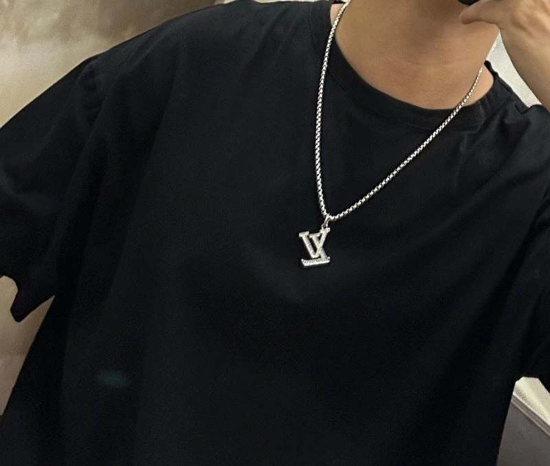 TimelessDesign Louis Vuitton Necklaces 250405