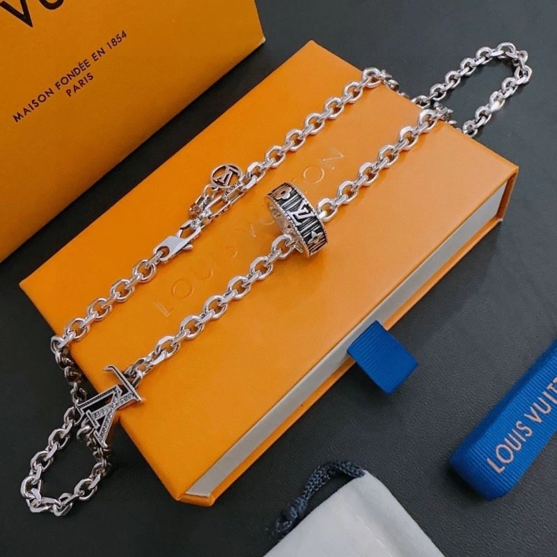 FastDry Louis Vuitton Necklaces 250403