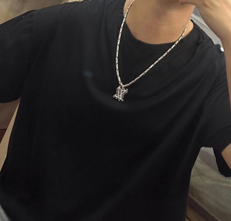 Louis Vuitton Necklaces Neat 250404