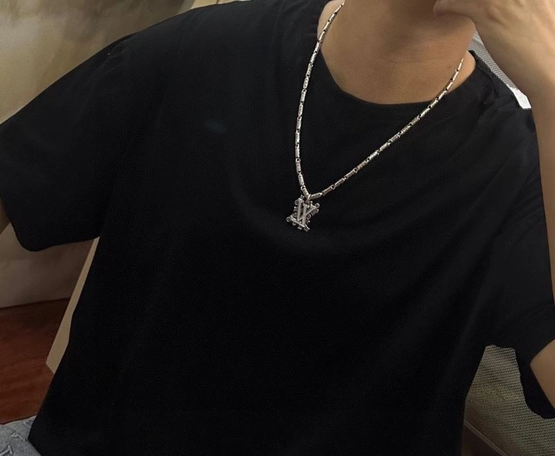 Louis Vuitton Necklaces Neat 250404