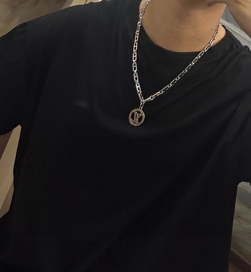 WrinkleFree Louis Vuitton Necklaces 250402
