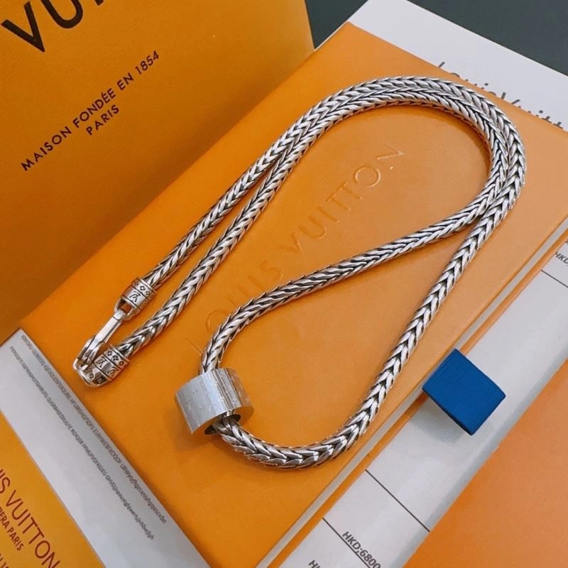 WellDesigned Louis Vuitton Necklaces 250394