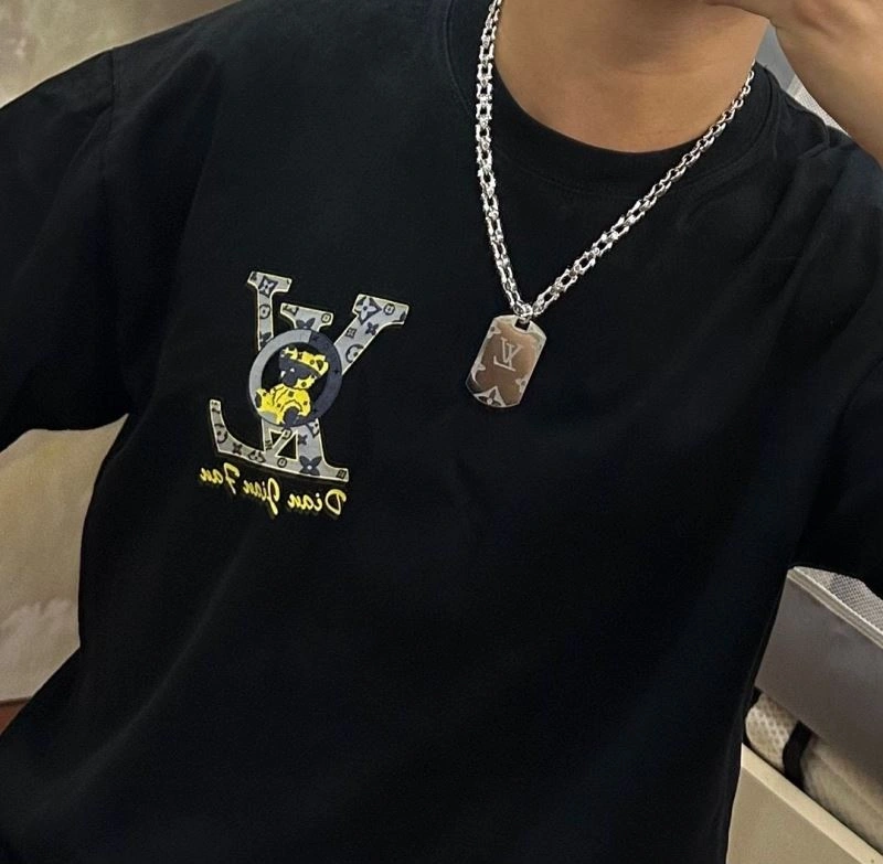 Louis Vuitton Necklaces Fashionable 250390