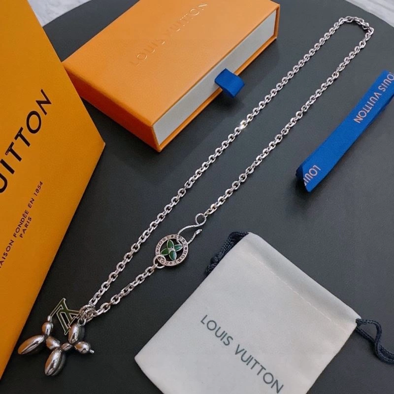 Compact Louis Vuitton Necklaces 250380