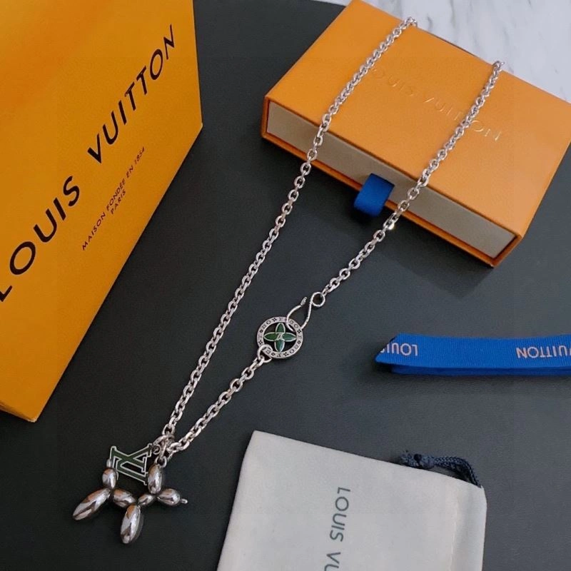 Compact Louis Vuitton Necklaces 250380