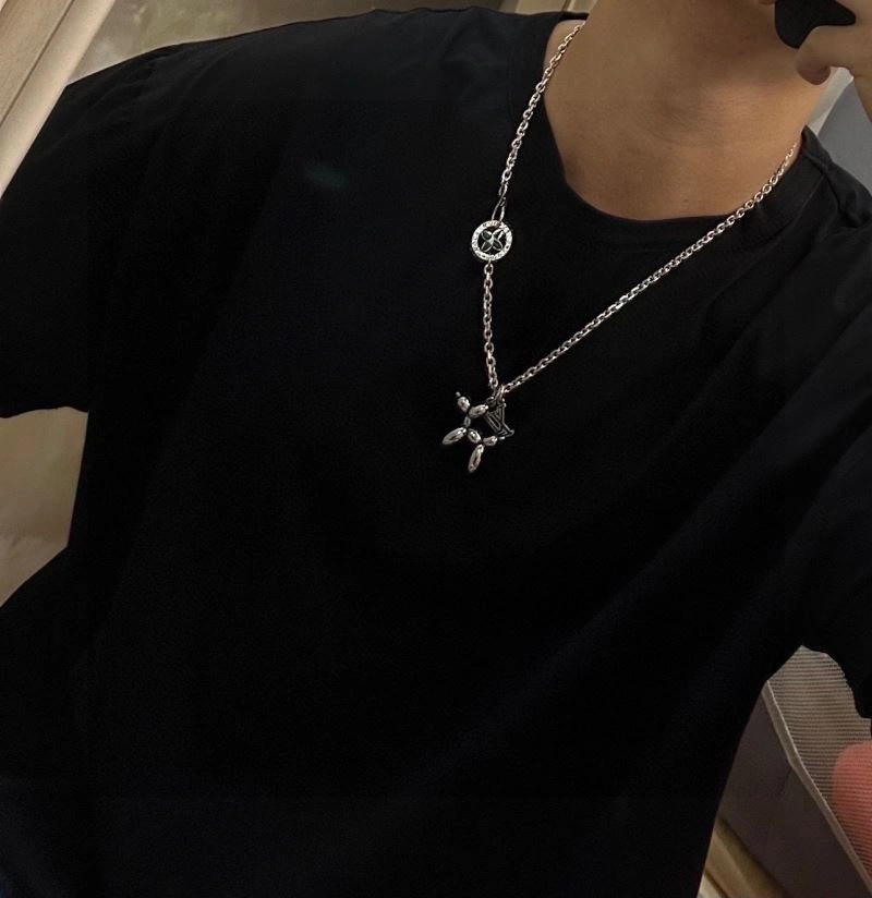 Compact Louis Vuitton Necklaces 250380