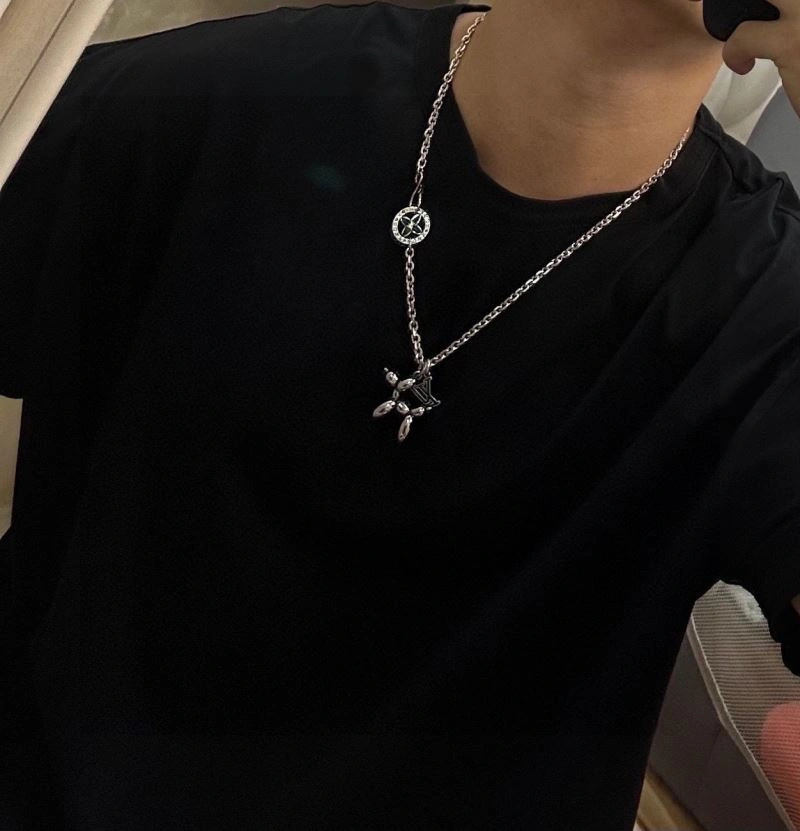 Compact Louis Vuitton Necklaces 250380