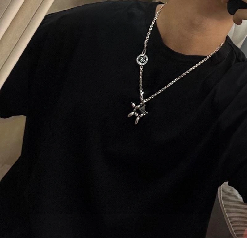 Compact Louis Vuitton Necklaces 250380