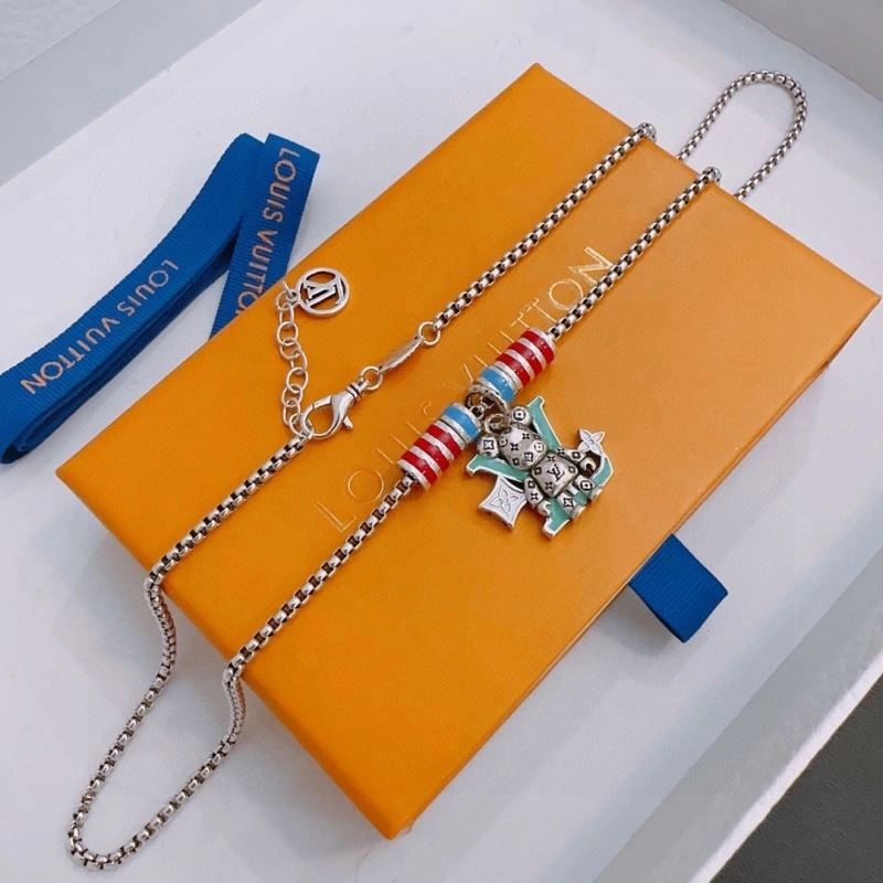 UrbanChic Louis Vuitton Necklaces 250370