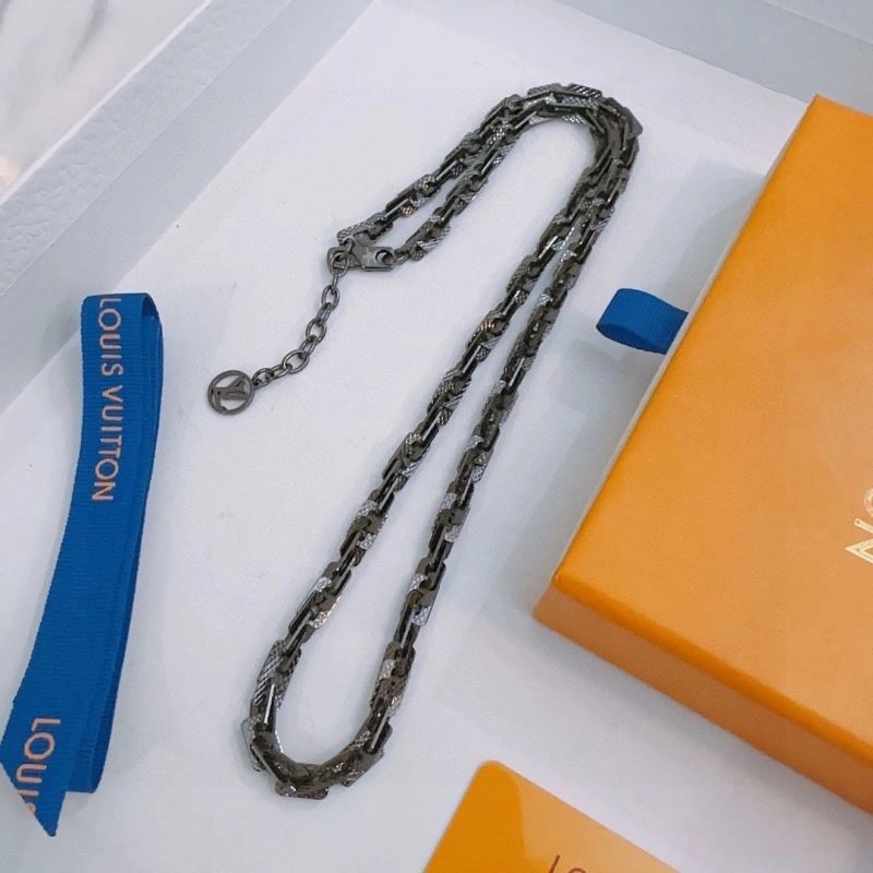 Louis Vuitton Necklaces Practical 250372