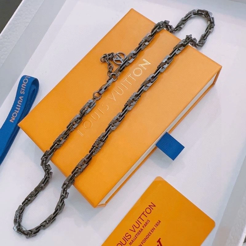 Louis Vuitton Necklaces Practical 250372