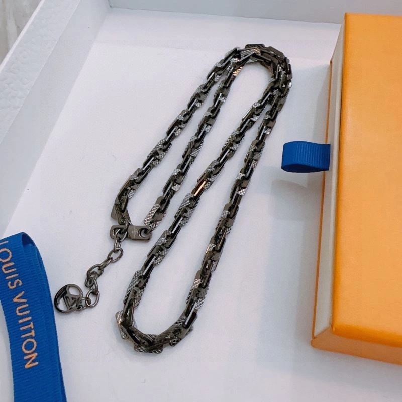 Louis Vuitton Necklaces Practical 250372