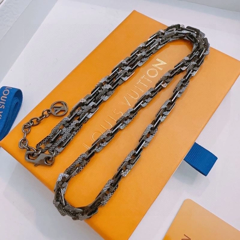 Louis Vuitton Necklaces Practical 250372