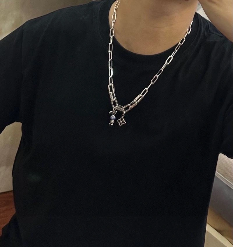 Louis Vuitton Necklaces Sporty 250358