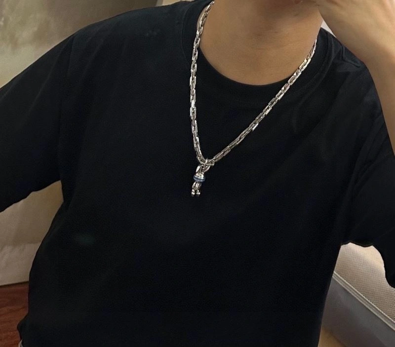 Snug Louis Vuitton Necklaces 250356
