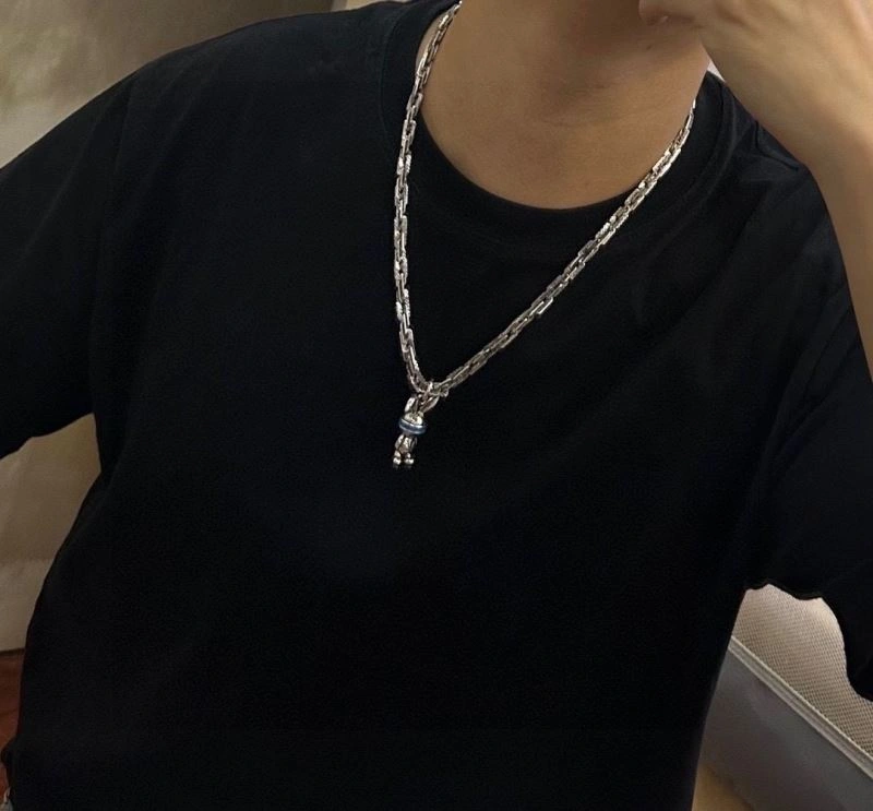 Snug Louis Vuitton Necklaces 250356
