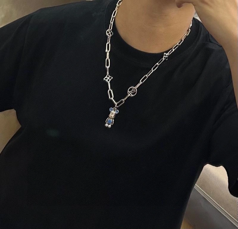 Vibrant Louis Vuitton Necklaces 250355
