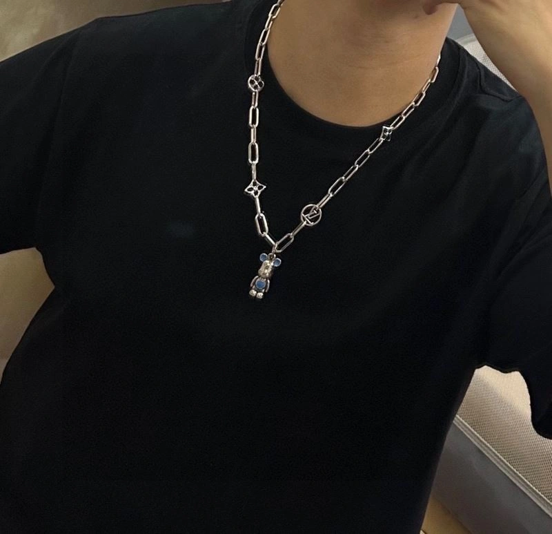 Vibrant Louis Vuitton Necklaces 250355