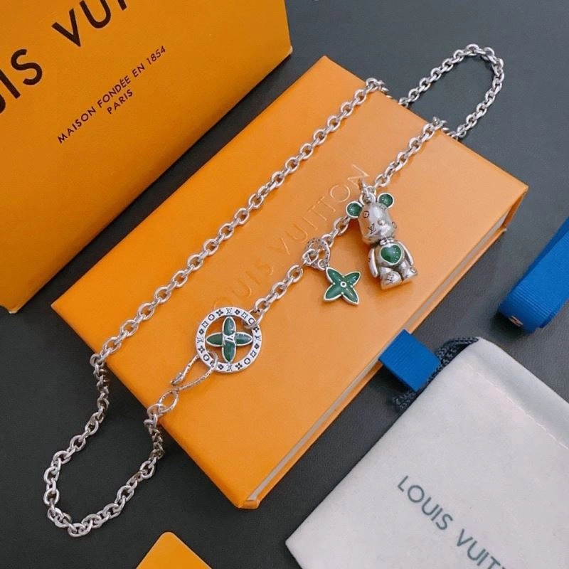 FashionForward Louis Vuitton Necklaces 250104