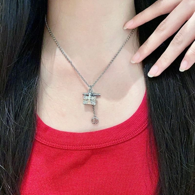 Louis Vuitton Necklaces SmoothTexture 250106