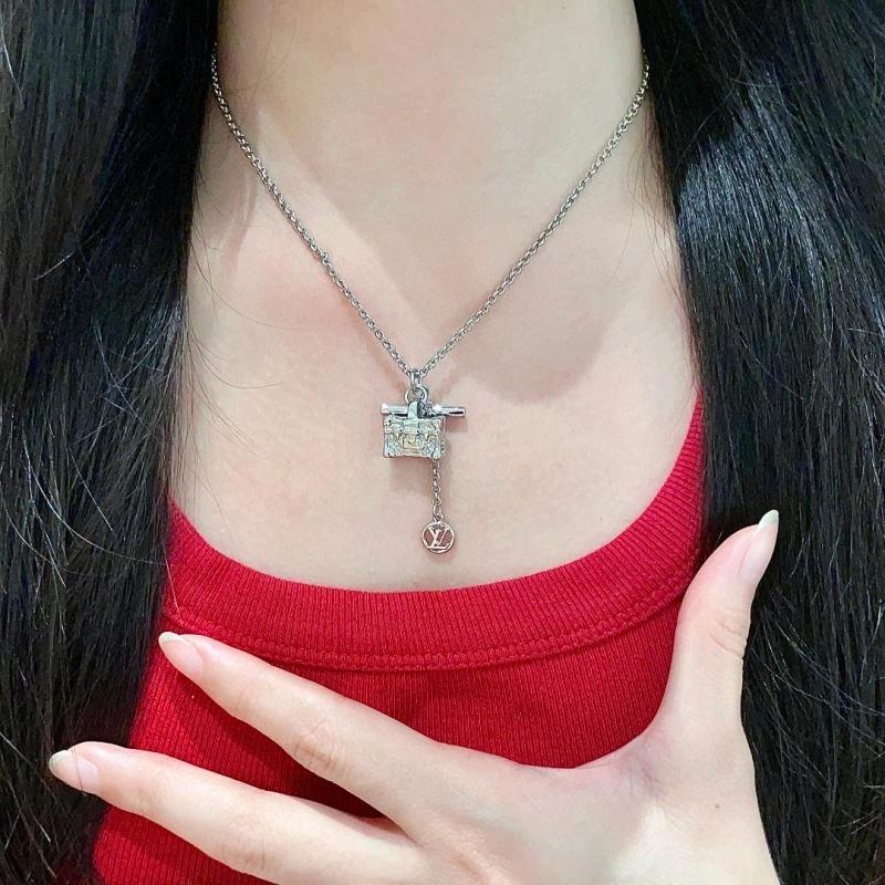 Louis Vuitton Necklaces SmoothTexture 250106