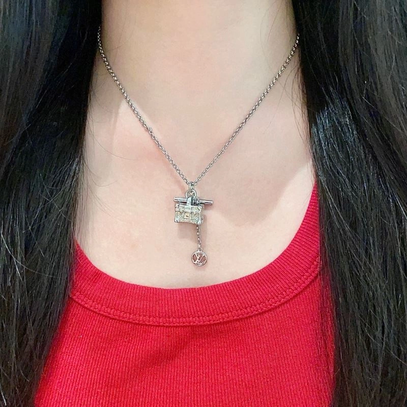 Louis Vuitton Necklaces SmoothTexture 250106