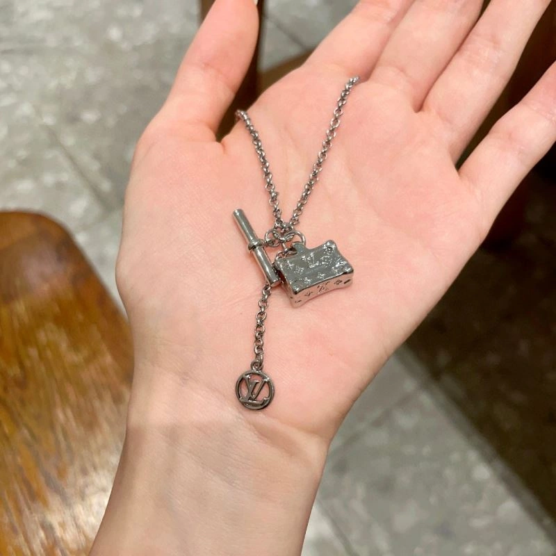 Louis Vuitton Necklaces SmoothTexture 250106