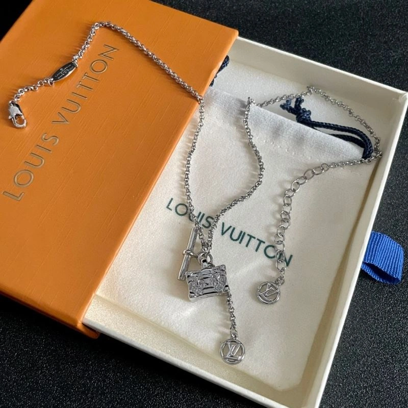 Louis Vuitton Necklaces SmoothTexture 250106
