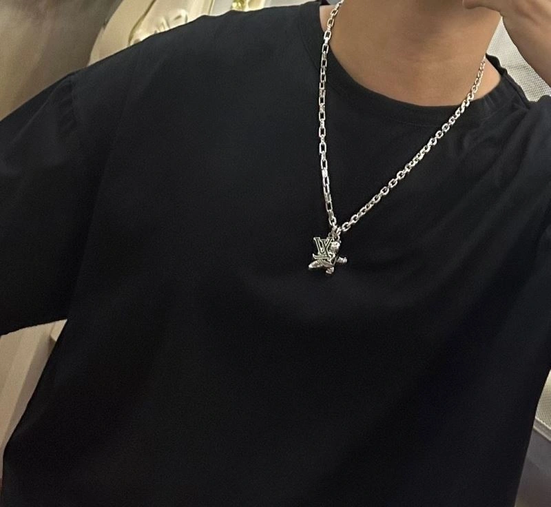 Louis Vuitton Necklaces EyeCatching 250078