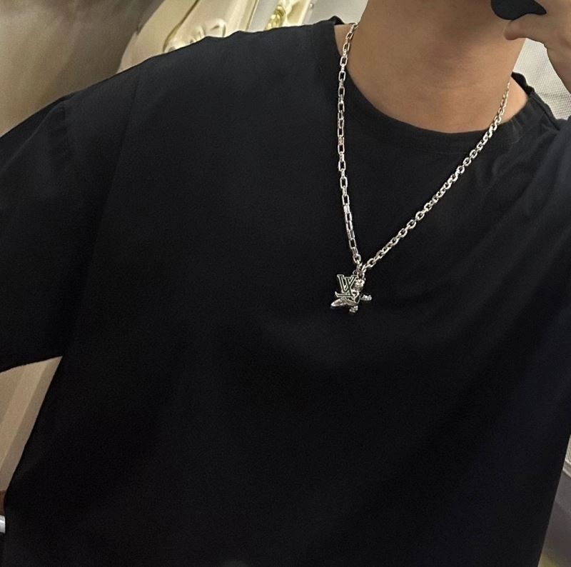 Louis Vuitton Necklaces EyeCatching 250078