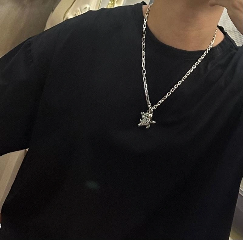 Louis Vuitton Necklaces EyeCatching 250078