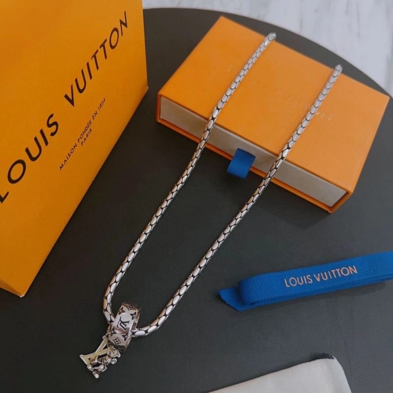 Flexible Louis Vuitton Necklaces 250073