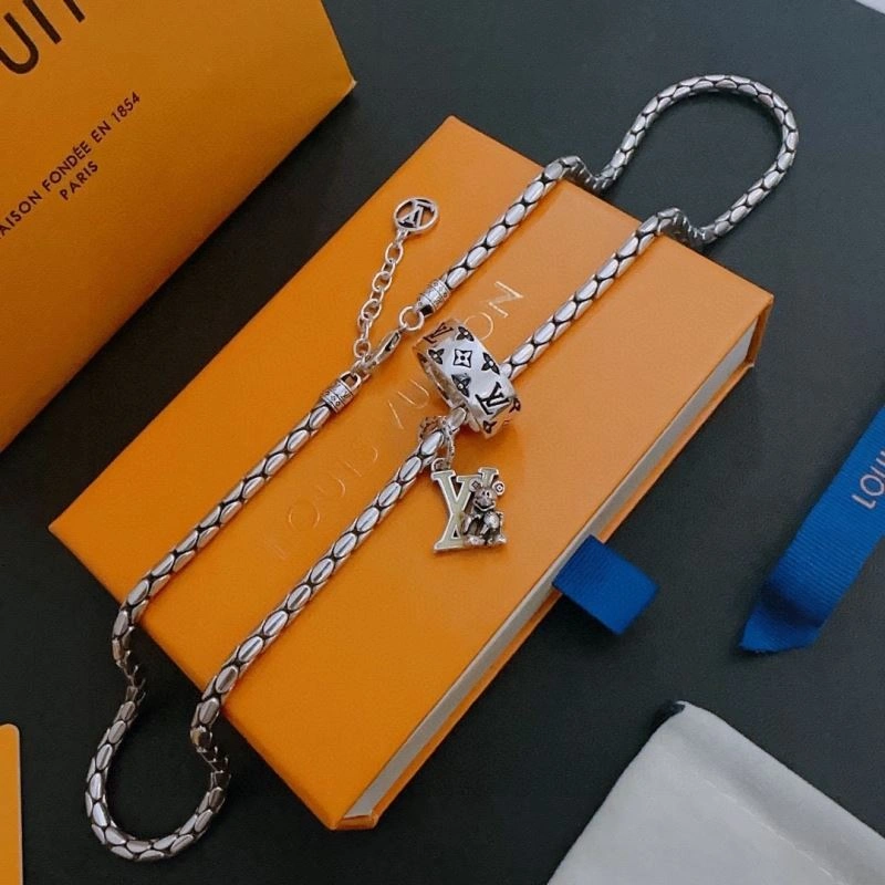 Flexible Louis Vuitton Necklaces 250073