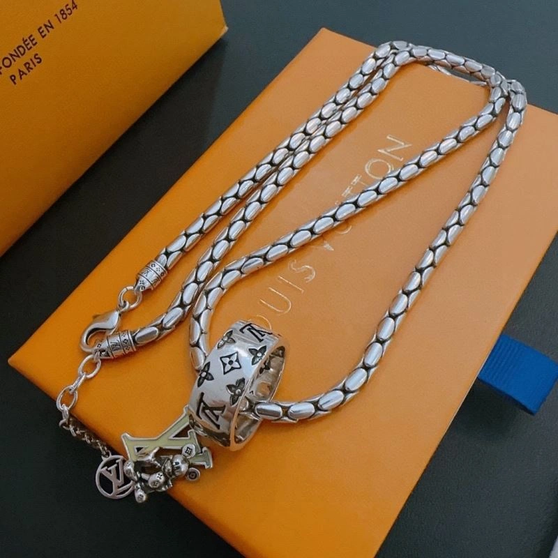 Flexible Louis Vuitton Necklaces 250073