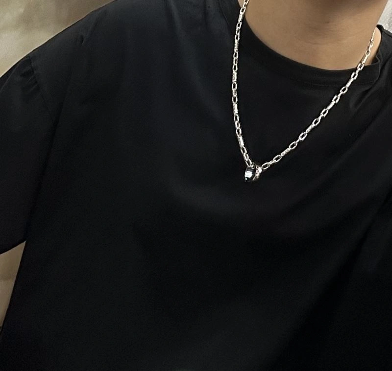 Louis Vuitton Necklaces Sleek 250066