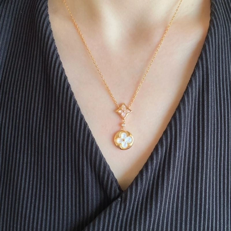 Snug Louis Vuitton Necklaces 250070